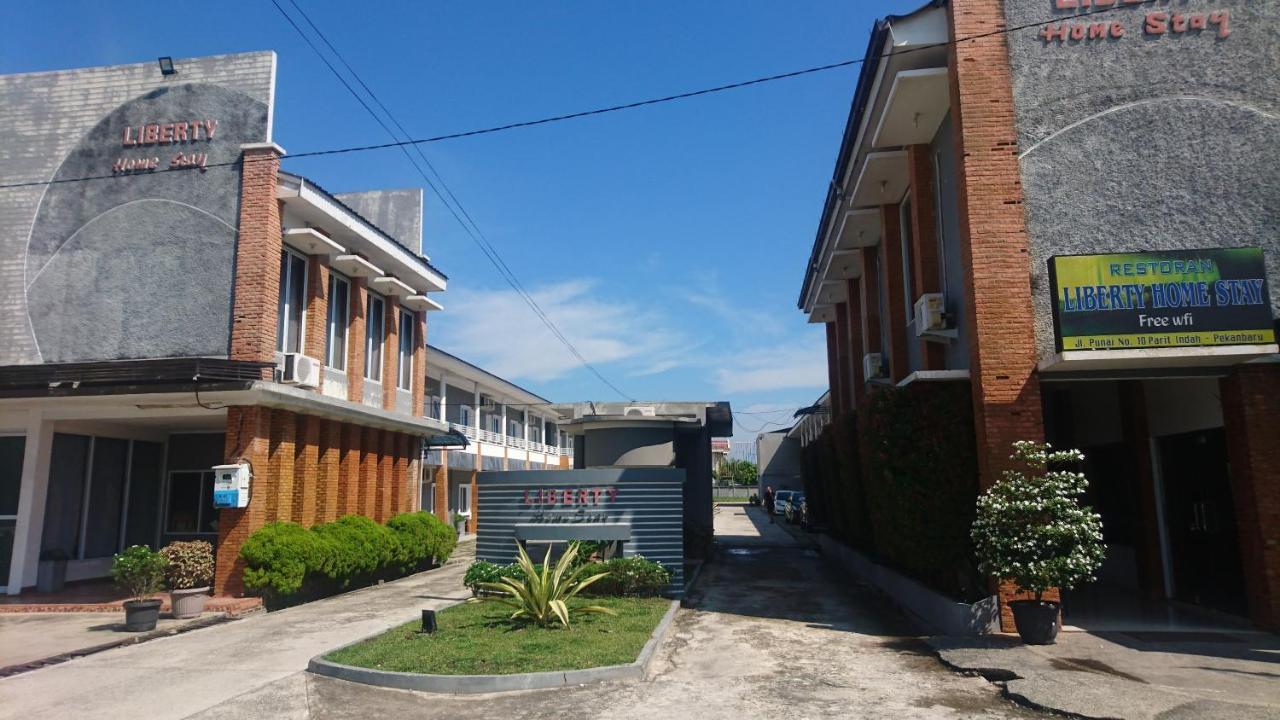 Liberty Homestay Parit  Bagian luar foto