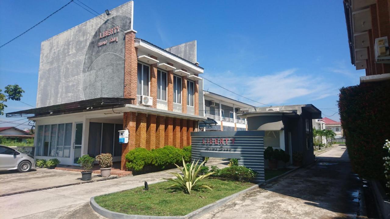 Liberty Homestay Parit  Bagian luar foto